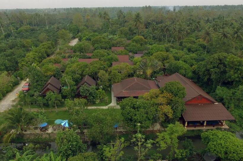 Baansuan Lychee Maeklong Resort Ampawa