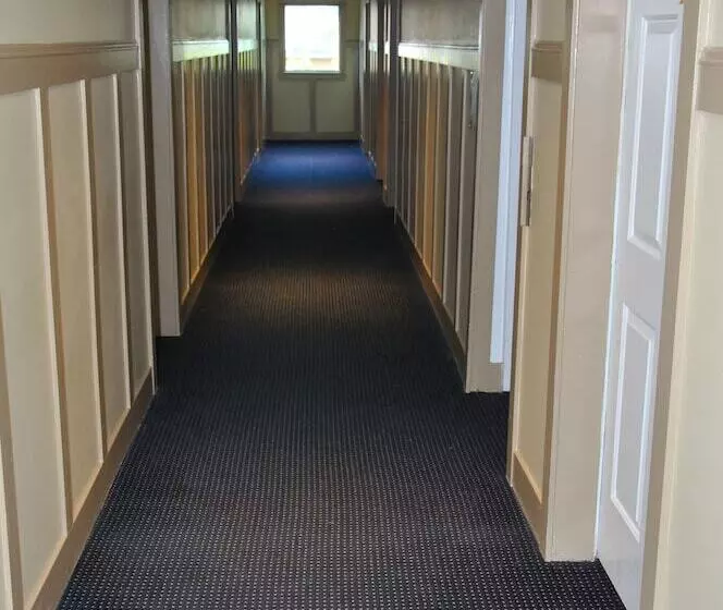 בית מלון כפרי Canadian Inn