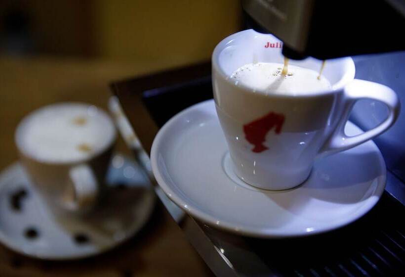 Отель Fifth Corner