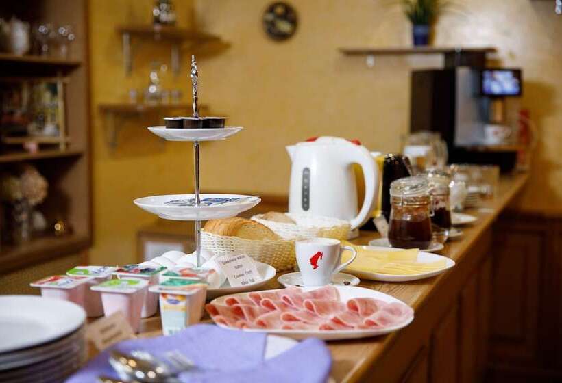 Отель Fifth Corner