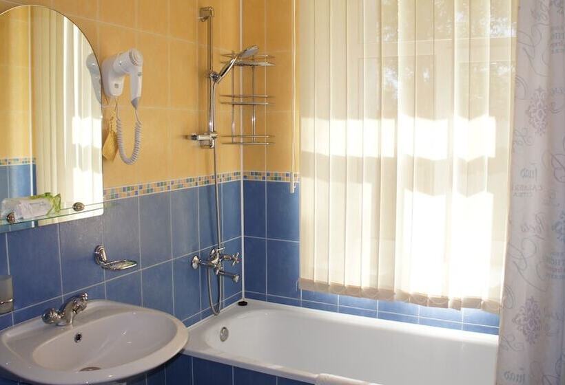 Отель Fifth Corner