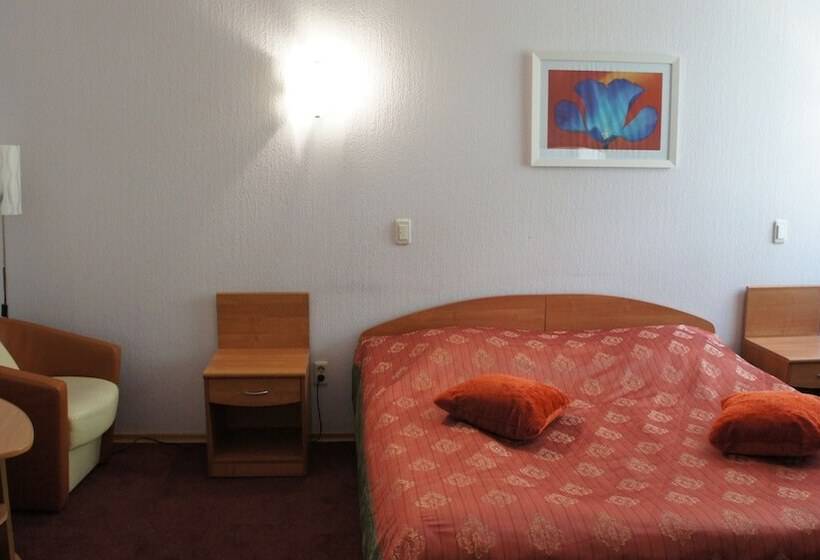 Отель Fifth Corner