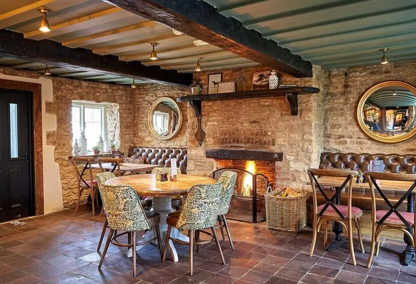 ホテル The Horse And Groom Inn