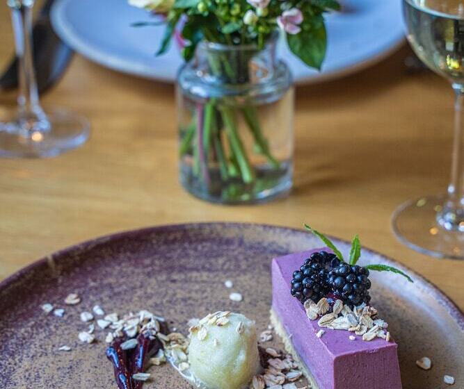 Отель The Peat Spade Inn