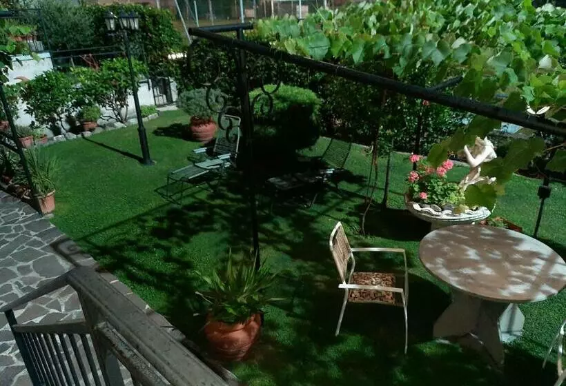 تختخواب و صبحانه La Villa