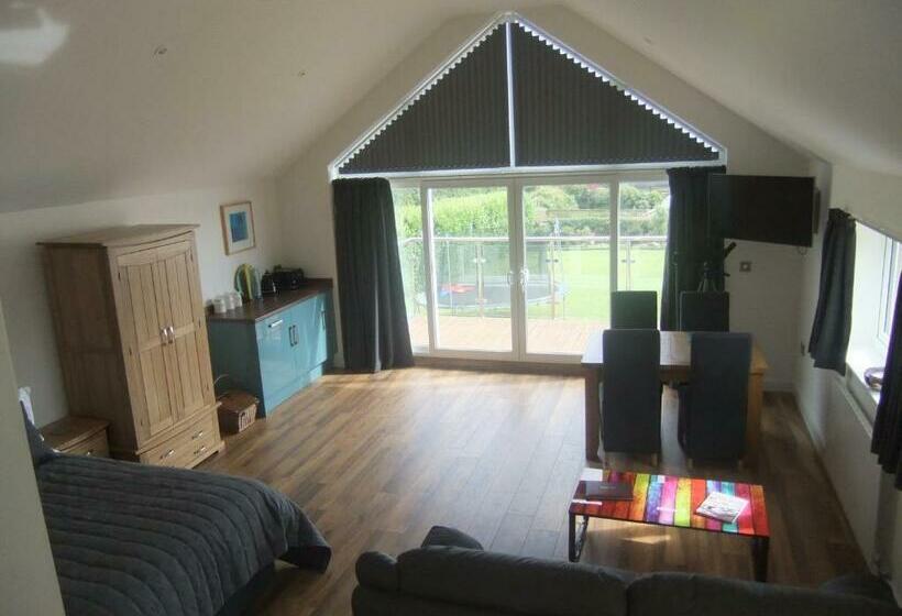 민박 The Count House