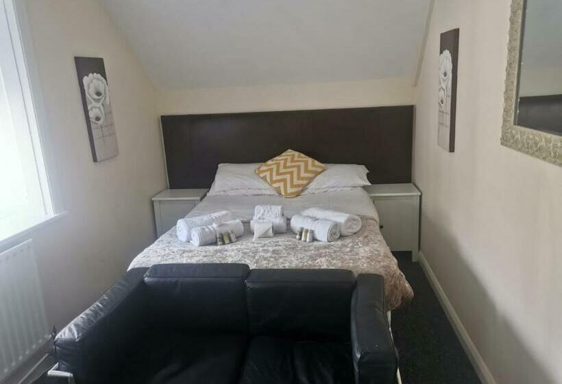 פנסיון The Crown Bar & Guesthouse