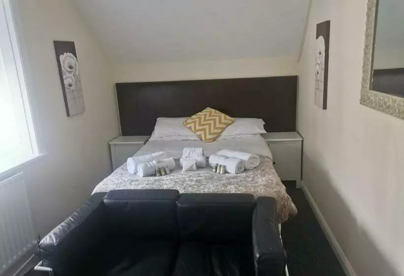 Majatalo The Crown Bar & Guesthouse