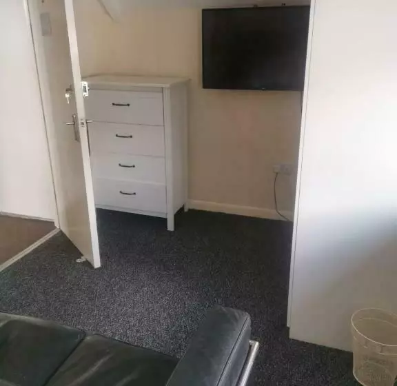 Majatalo The Crown Bar & Guesthouse