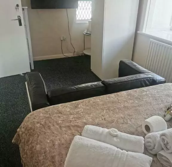 Majatalo The Crown Bar & Guesthouse