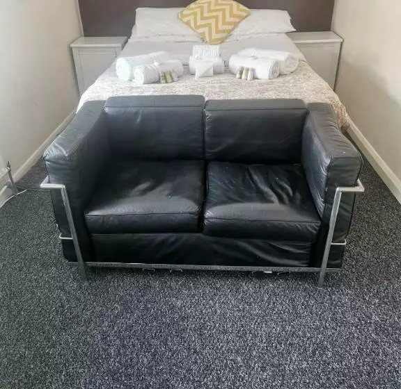 Majatalo The Crown Bar & Guesthouse