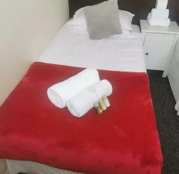 Majatalo The Crown Bar & Guesthouse