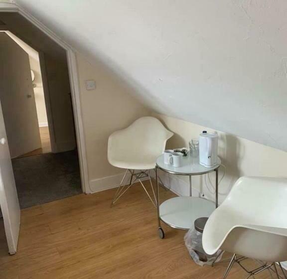 פנסיון The Crown Bar & Guesthouse