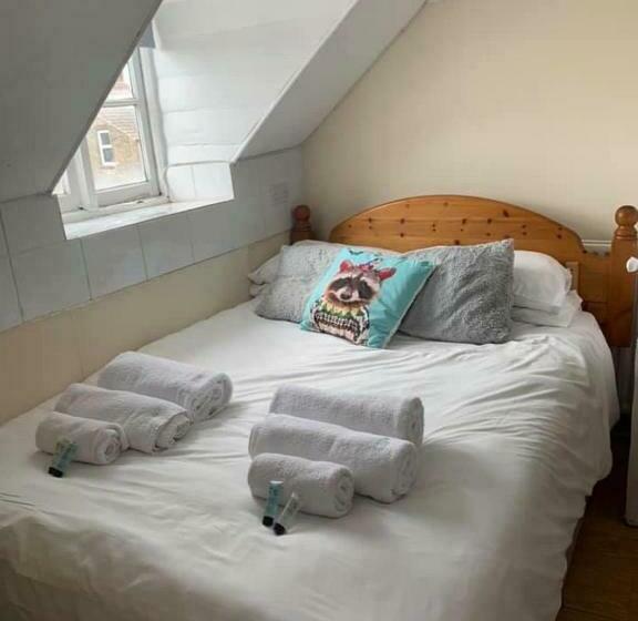 פנסיון The Crown Bar & Guesthouse