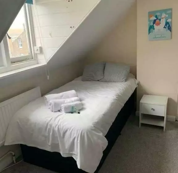 Majatalo The Crown Bar & Guesthouse