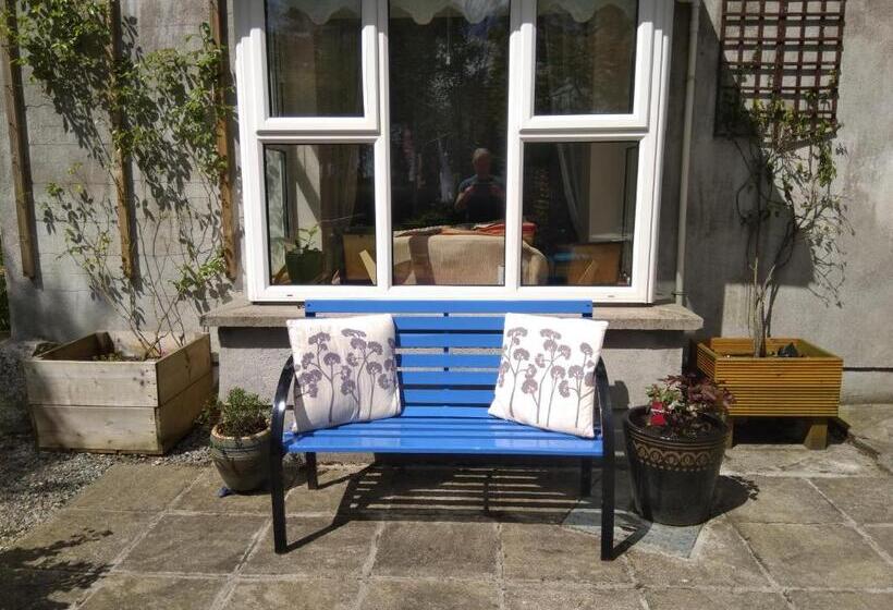 Twin Oaks Bed & Breakfast