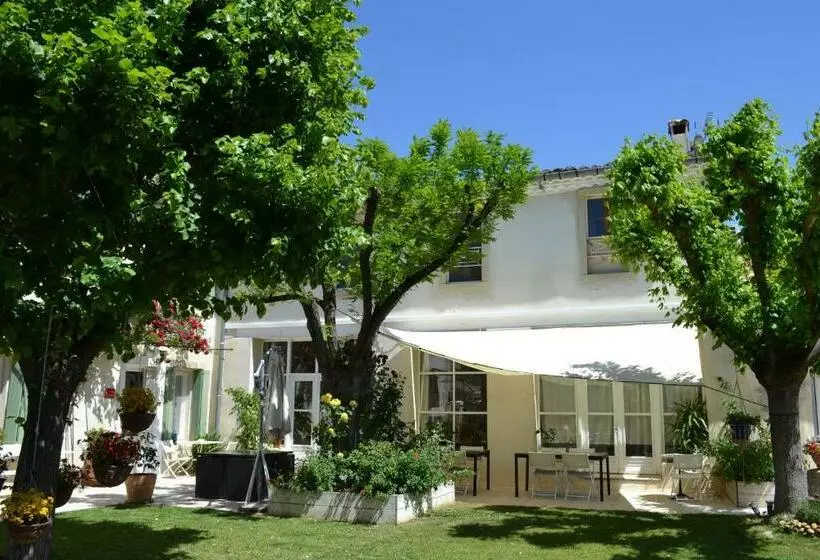 ベッドアンドブレックファースト Lacanepière