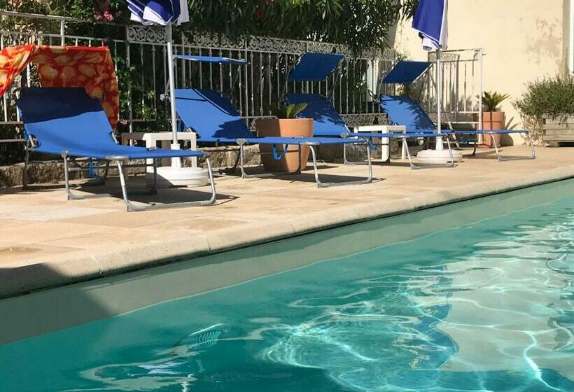 ベッドアンドブレックファースト Lacanepière