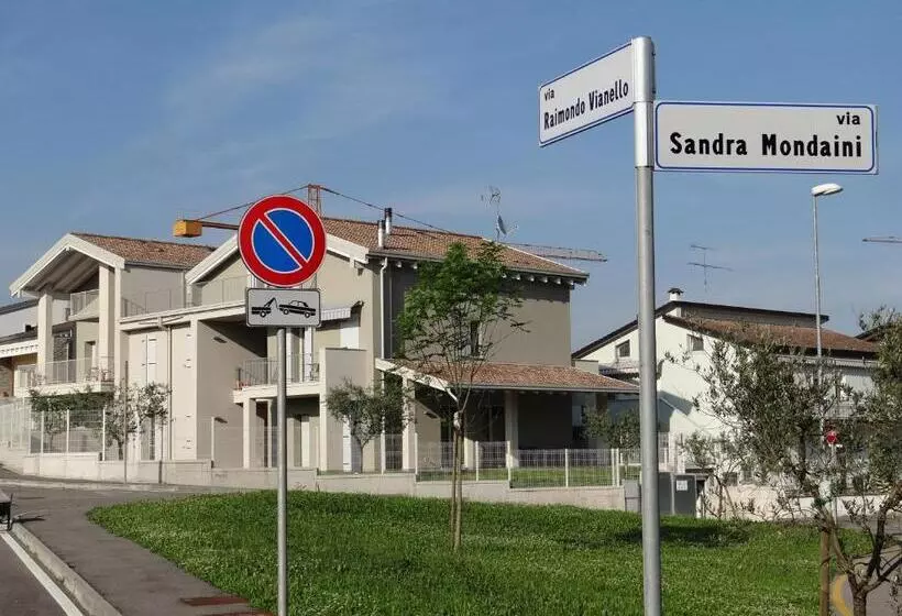 ペンション Nuovo Laghetto Del Frassino