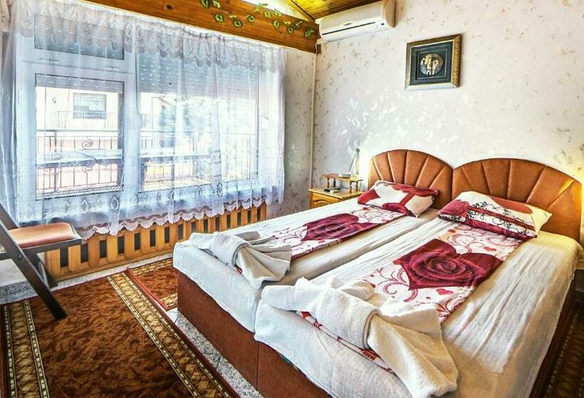 پانسیون Villa Summer House