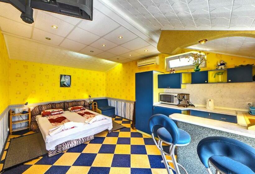 پانسیون Villa Summer House