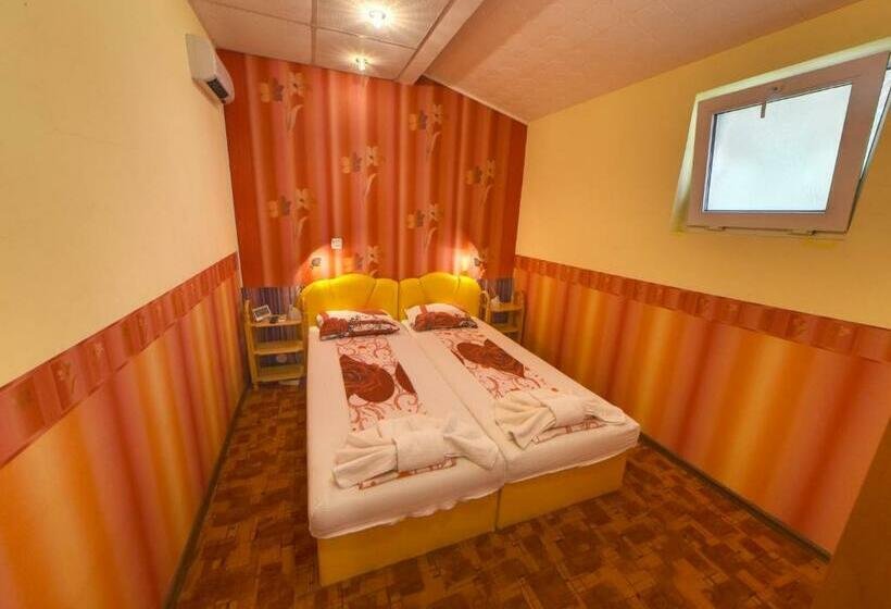 پانسیون Villa Summer House