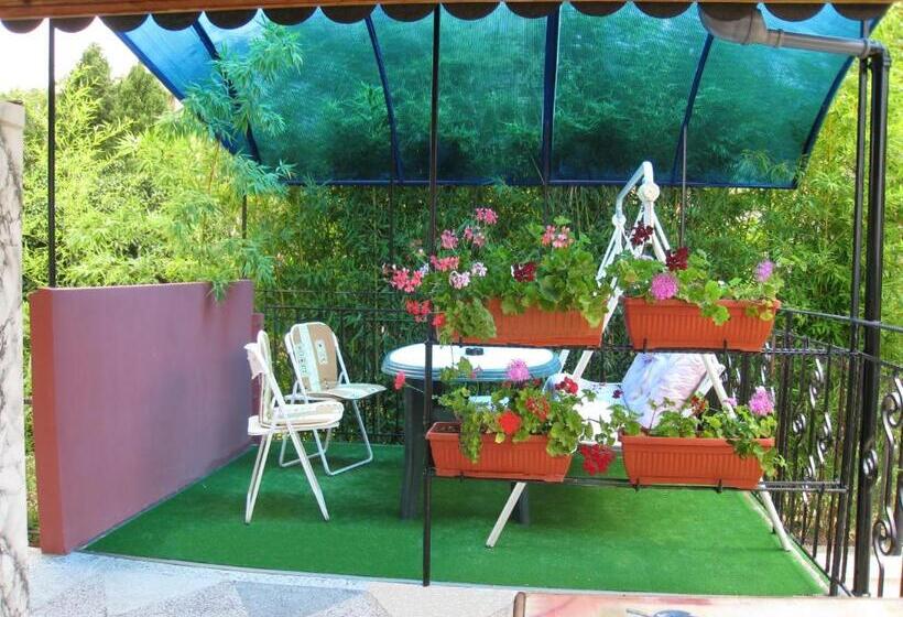 پانسیون Villa Summer House