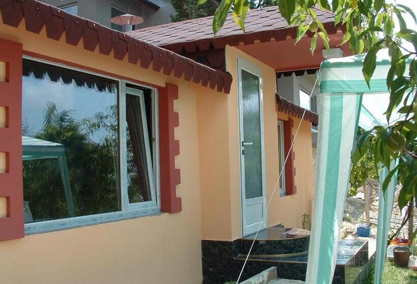 پانسیون Villa Summer House