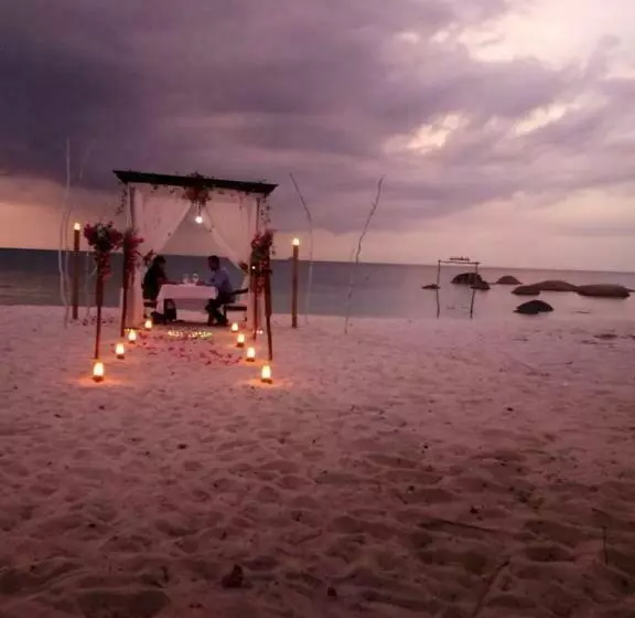 Hotelli Beach Rock Resort, Fka Lor In Beach Resort Belitung