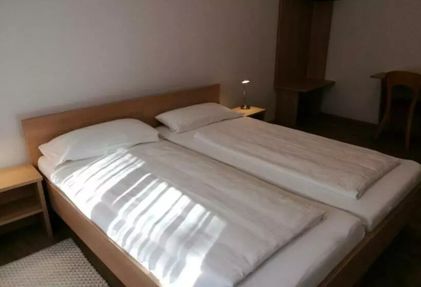 Retkeilymaja Dorf Zimmer Mirth