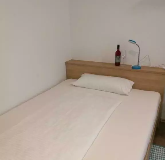 Retkeilymaja Dorf Zimmer Mirth