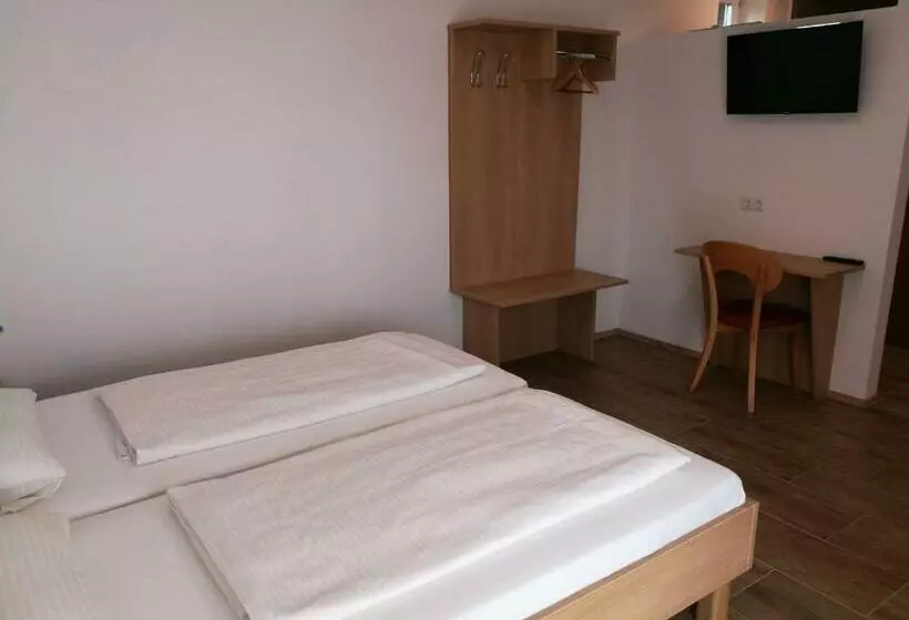 Retkeilymaja Dorf Zimmer Mirth