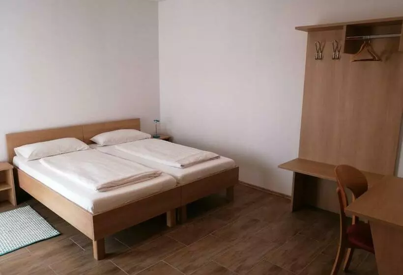 Retkeilymaja Dorf Zimmer Mirth