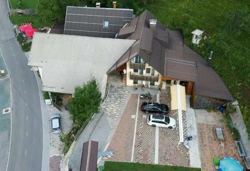 Hotelli Slovenian Traditional Guest House