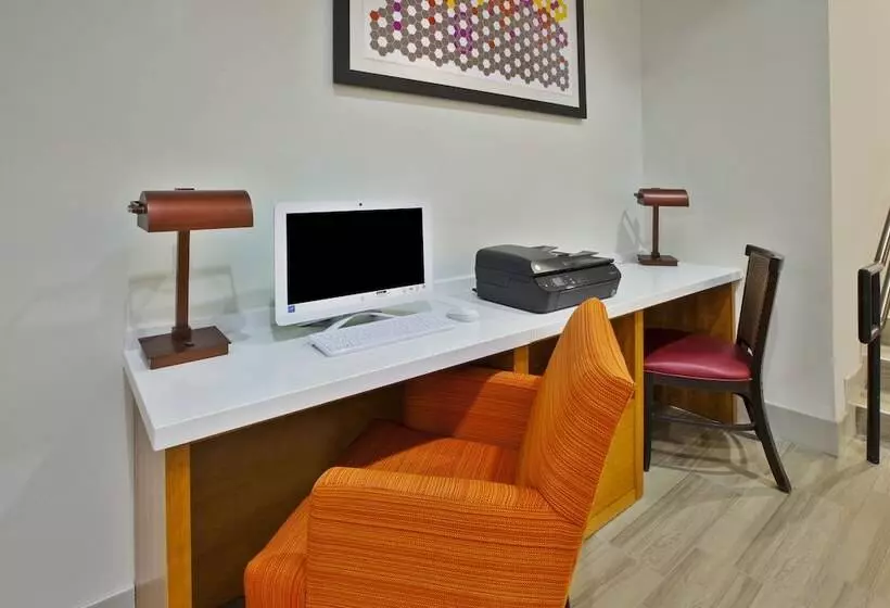 Holiday Inn Express Hotel & Suites Manchester Conference Center, An Ihg