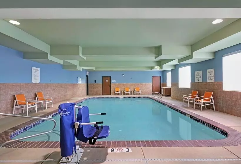 Отель Holiday Inn Express Newport, An Ihg