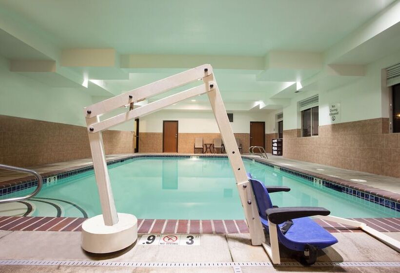 בית מלון כפרי Holiday Inn Express Newport, An Ihg