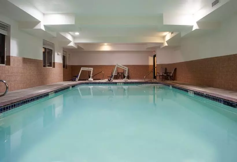 Отель Holiday Inn Express Newport, An Ihg