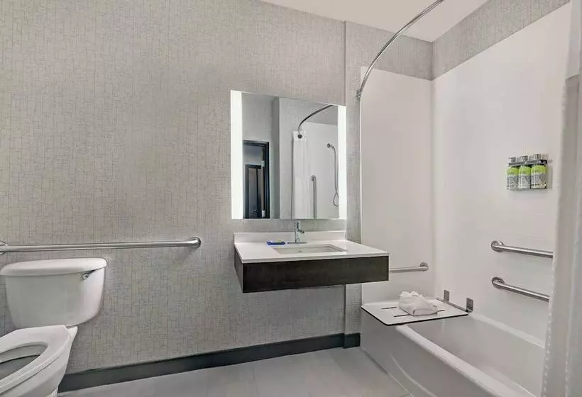 Отель Holiday Inn Express Newport, An Ihg