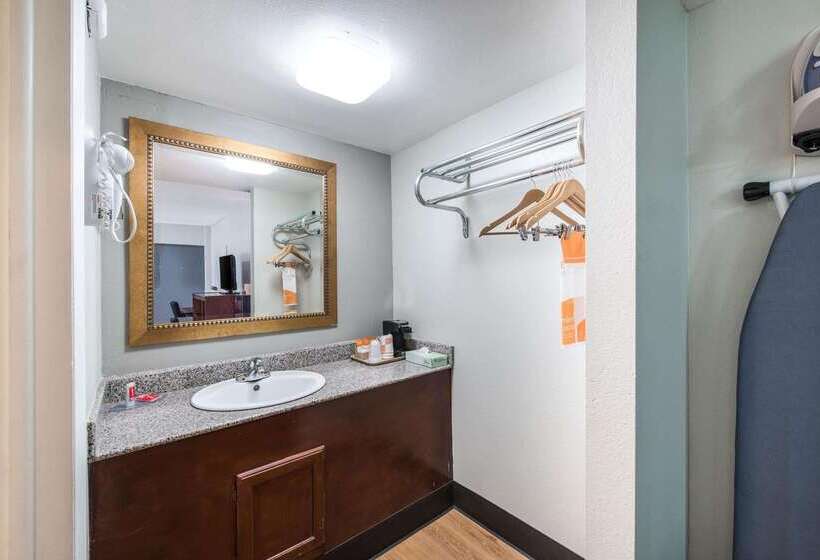 فندق على الطريق Rodeway Inn