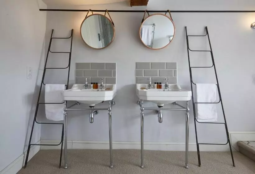 Hotelli The George Inn