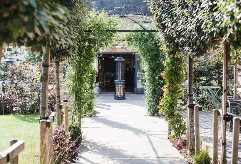 Hotelli The George Inn