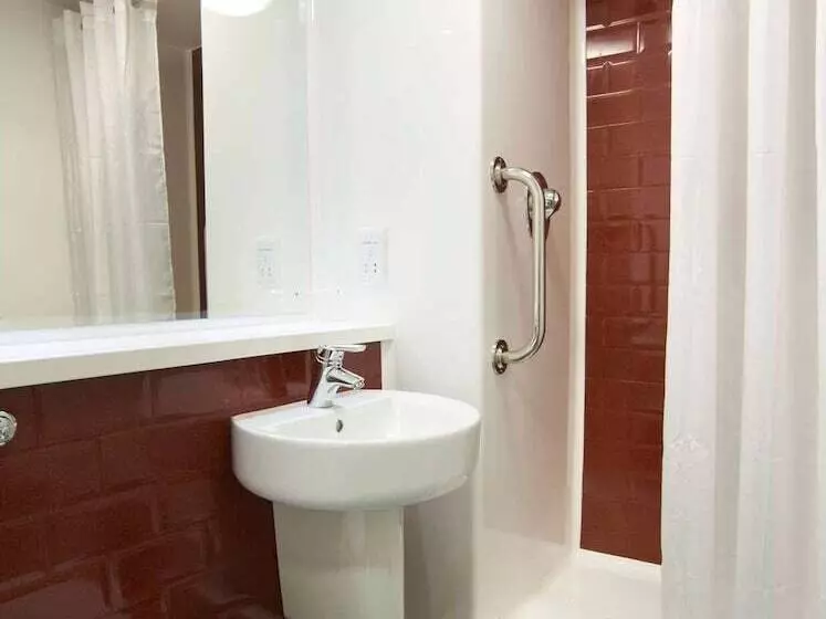 Отель Travelodge Aberdeen Central Justice Mill Lane