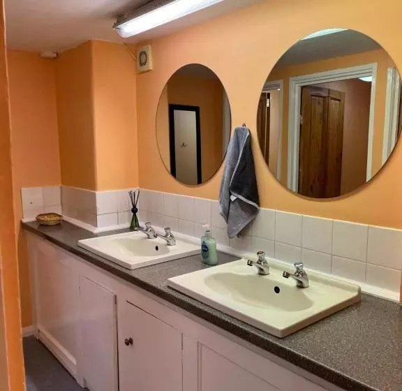 هاستل Bath Backpackers