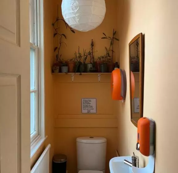 هاستل Bath Backpackers