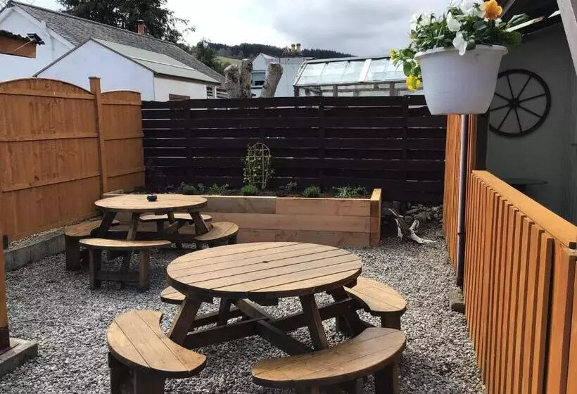 فندق صغير Loch Ness Backpackers Lodge