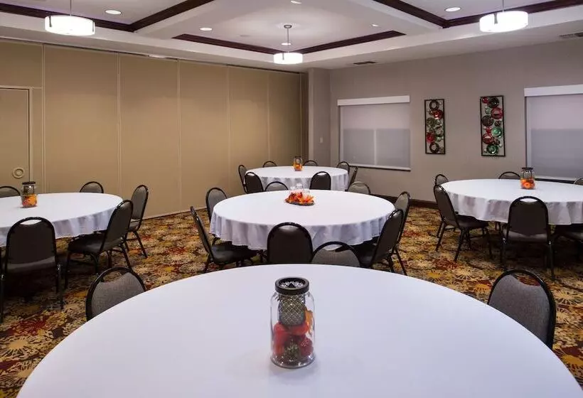 호텔 Holiday Inn Express & Suites Pittsburg, An Ihg