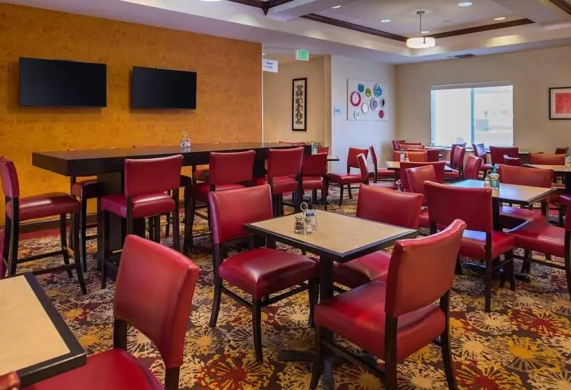 호텔 Holiday Inn Express & Suites Pittsburg, An Ihg