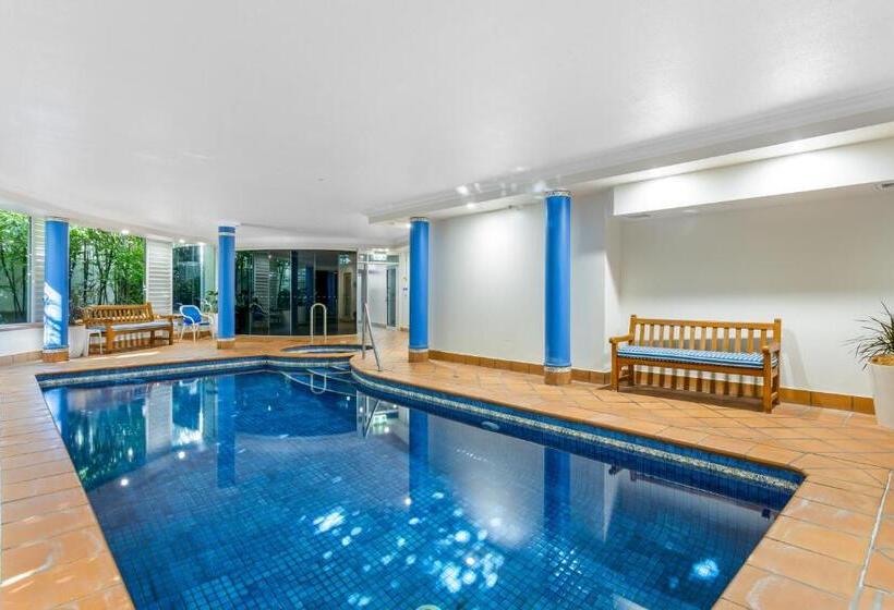 בית מלון כפרי Ultiqa Burleigh Mediterranean Resort