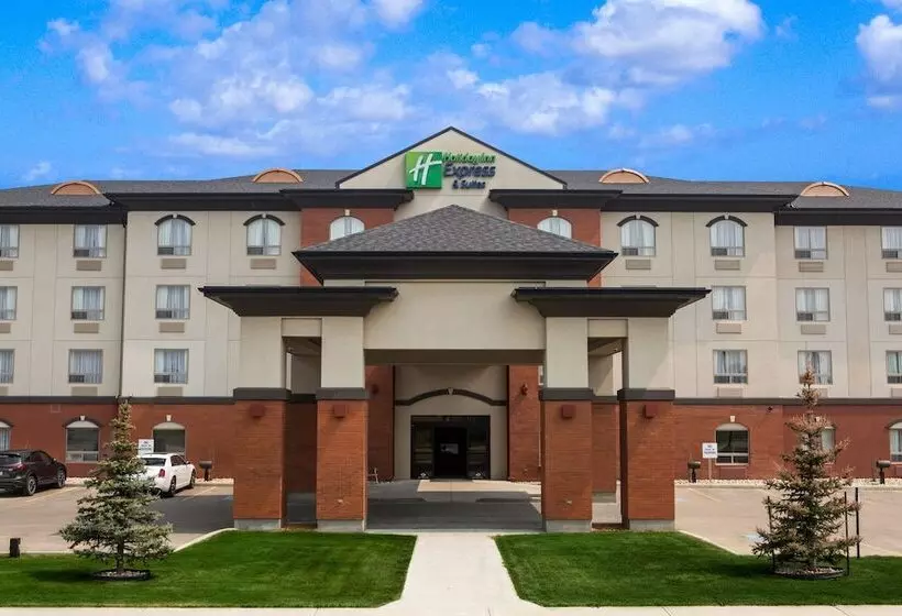 Отель Holiday Inn Express & Suites Whitecourt, An Ihg